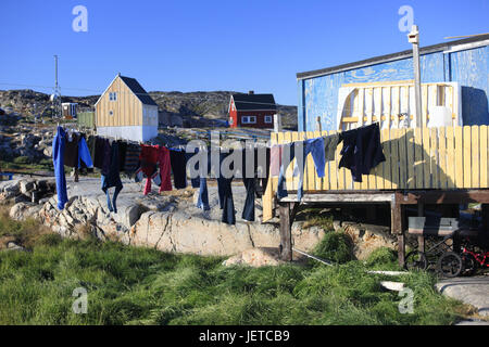 Grönland, Disko-Bucht, Rodebay, Wohnhäuser, Holzhäuser, Wäscheleine, Kleidung, Westgrönland, Küstenlandschaft, Küste, Küste zu platzieren, die Arktis, Häuser, Siedlung, Dorf, Inuit-Dorf, außerhalb, Architektur, menschenleer, Waschtag, Kleidung, Seil hängen, trocken, ausgesetzt, Stockfoto