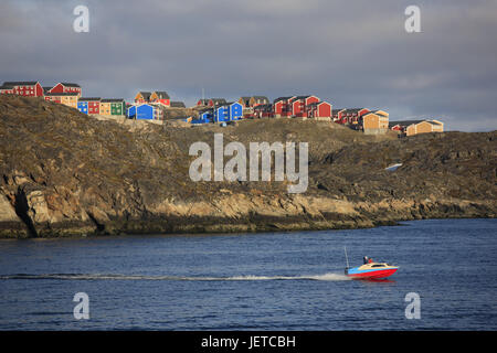 Grönland, Sisimiut, Blick auf die Stadt, Holzhäuser, Galle Küste, Meer, Motorboot, Westgrönland, Stadt, Häuser, Wohnhäuser, hell, Fachwerk-Bau Weise, Wasser, Boot, Küste, Fels, Himmel, Cloudies, Stockfoto