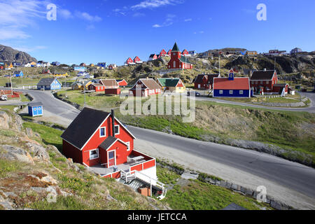 Grönland, Sisimiut, Blick auf die Stadt, Holz Häuser, Kirche, westlichen Grönland, Stadt, Ziel, Gebäude, Architektur, Häuser, Wohnhäuser, Fachwerk-Bau Weise, menschenleer, in der Regel für Land, Felsen, Straße, sonnig, Stockfoto