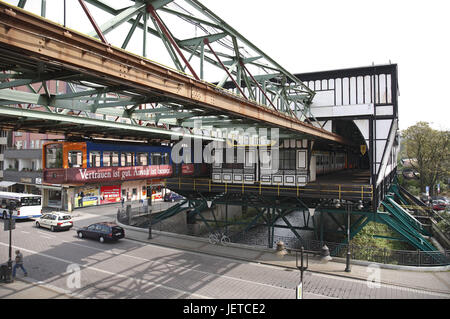 Deutschland, Fluss Wupper, Bergisches Land, Nordrhein-Westfalen, Wuppertal-Oberbarmen, Schwebebahn, Haltestelle Bahnhof, Stockfoto