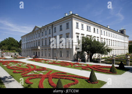 Österreich, Salzburg, Schloss Mirabell, Mirabellgarten, Tourist, kein Model-Release, Stadt, Schloss, Gebäude, Baustil, Barock, Schloss, Garten, Garten, Park, Mirabell Garten, Ort von Interesse, Tourismus, touristische Destination, Person, Sonne, Himmel, blau, Stockfoto