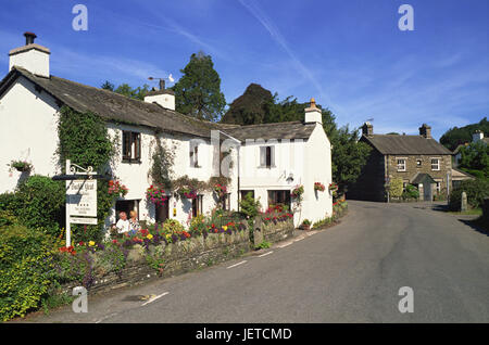 Großbritannien, England, Cumbria, Sole-Viertel, nahe Sawrey, Straße, Häuser, Vorgarten, paar, kein Model-Release, Europa, Ort, Ziel, Ort von Interesse, Dorfstrasse, Gebäude, Hotel, Unterkunft, Architektur, Wehrmauer, Blumen, Garten, Person, draußen sitzen, sonnig, Stockfoto