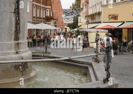 Deutschland, Bayern, Nördlingen, Lane, Brunnen, Altstadt, Passanten, Stockfoto