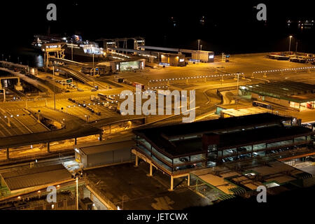 Letzte Fähre Dover in der Nacht verlassen. Ein Blick auf den Dover Hafen terminal aus den White Cliffs Stockfoto