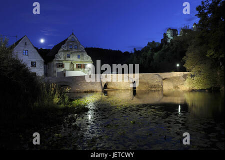 Deutschland, Bayern, Schwaben, Schloss Har, gewölbte Brücke, Wörnitz, Nacht, Stockfoto