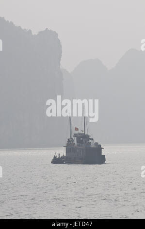 Boot in der Halong Bucht, Vietnam, Stockfoto