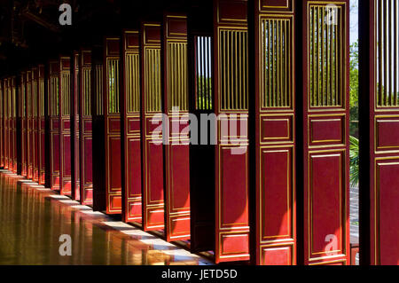 Offene Türen im Tempel zu Mieu, Gee, Vietnam, Stockfoto