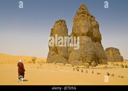 Mann läuft Rock in der Sandwüste Sahara, La Vache Qui Pleure, Algerien, Afrika, Stockfoto