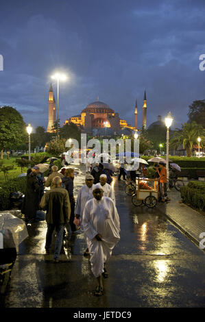 Türkei, Istanbul, Hagia Sophia, Basilika, Person im Park in der Nacht, Stockfoto