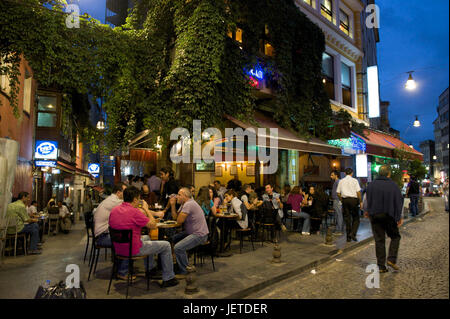 Türkei, Istanbul, Beyoglu, Teil von Stadt von Taksim, Nevizade Straße, Café und Restaurant, Stockfoto