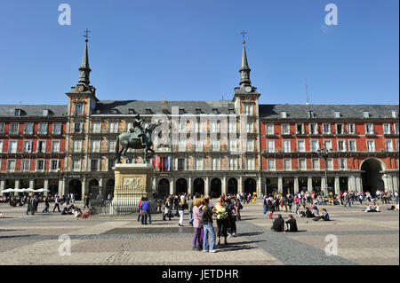 Spanien, Madrid, Plaza Mayor, Equestrian Statue, Felipe III, viele Menschen, Stockfoto