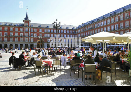 Spanien, Madrid, Plaza Mayor, Person in Straßencafés, Stockfoto