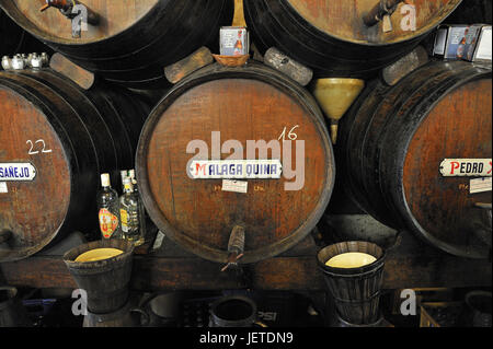 Spanien, Malaga, Weinfässer in der Weinbar, Stockfoto