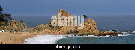 Spanien, Katalonien, Costa Brava, Surfen am Strand von Tossa de Mar, Stockfoto