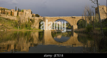 Spanien, Region Kastilien-La Mancha, Toledo und Synagoge Santa María la Blanca im Hintergrund, Stockfoto