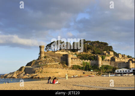 Spanien, Katalonien, Costa Brava, Tossa de Mar, Blick auf den Strand auf der Festung, Stockfoto