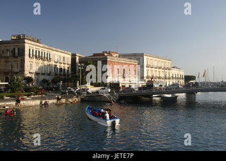 Italien, Sizilien, Insel Ortygia, Syrakus, Kanal, Blick auf die Stadt, Südeuropa, Siracusa, Stadt, Häuser, Gebäude, Palazzo, Darsena, Wasserstraße, Boot, Brücke, Ort von Interesse, Reiseziel, Tourismus, Stockfoto