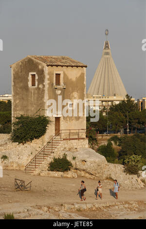 Italien, Sizilien, Insel Ortygia, Syrakus, Teatro Greco, San Giovanni Kirche, Tourist, Südeuropa, Siracusa, Spielseite, Theater, Kirche, Struktur, Architektur, Ort von Interesse, Reiseziel, Tourismus, Person, Stockfoto