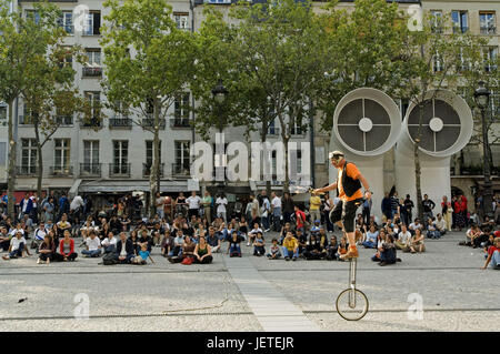 Frankreich, Paris, Teil der Stadt Beaubourg, Centre Georges Pompidou, Straßenkünstler, Einradfahrer, Tourist, kein Model-release Stockfoto