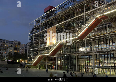 Frankreich, Paris, Teil der Stadt Beaubourg, Centre Georges Pompidou, Fassade, Beleuchtung, Tourist, Dämmerung, kein Model-release Stockfoto