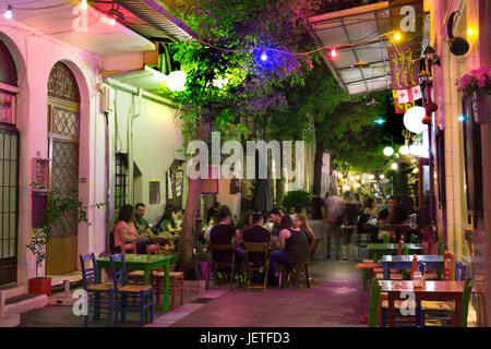 Larissa, Griechenland - 20. Juni 2017: Menschen außerhalb der Bars und Cafés in einer Fußgängerzone bei frourio Bereich in Larissa, Griechenland. Stockfoto