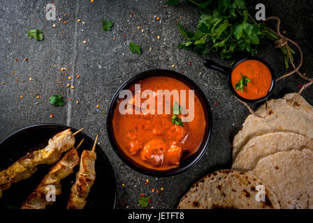 Indisches Essen. Traditionelles Gericht würziges Huhn Tikka Masala, Butter Chickencurry, mit indische Naan-Butter-Brot, Gewürze, Kräuter. In Schüssel serviert. Soße, o Stockfoto