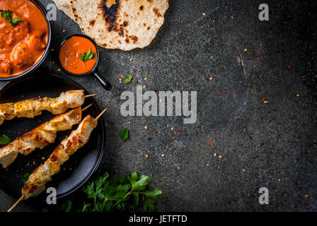 Indisches Essen. Traditionelles Gericht würziges Huhn Tikka Masala, Butter Chickencurry, mit indische Naan-Butter-Brot, Gewürze, Kräuter. In Schüssel serviert. Soße, o Stockfoto