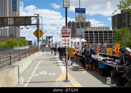 Radweg und Fußweg Lane am Eingang zur Brooklyn Bridge Weg New York City USA Stockfoto