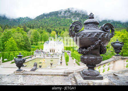 Ettal, Deutschland - 5. Juni 2016: Metallische Vase mit schönen Ornamenten bei Linderhof Palace, südwestlichen Bayern, Germany Stockfoto