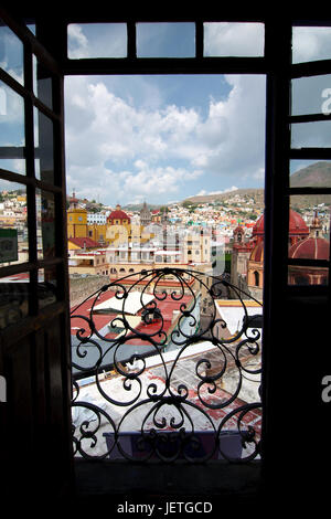 Blick von Guanajuato Stadt durch eine Balkontür Stockfoto