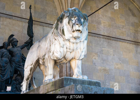 München, Deutschland - 7. Juni 2016: Berühmte historische Löwenstatue am Odeonsplatz in München, Deutschland Stockfoto