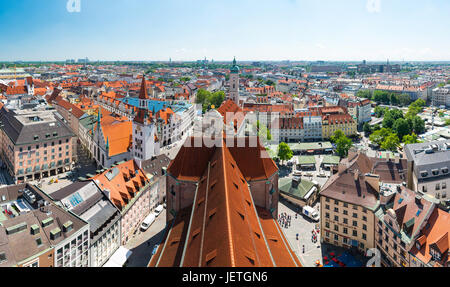 München, Deutschland - 7. Juni 2016: München Panorama mit alten Rathaus, Kirche des Heiligen Geistes und dem Viktualienmarkt, Bayern, Deutschland Stockfoto