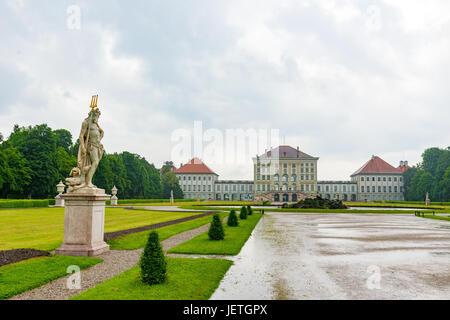 München, Deutschland - Juni 8. 2016: Statue Pluto von Dominik Auliczek. Und die Rückansicht des Schlosses Nymphenburg. München, Bayern, Deutschland Stockfoto