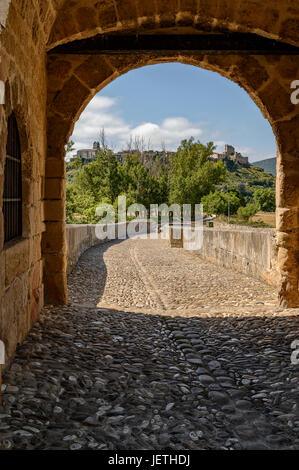 Mittelalterliche Brücke Frías, Burgos Provinz, Kastilien und Leon, Spanien, Europa. Stockfoto