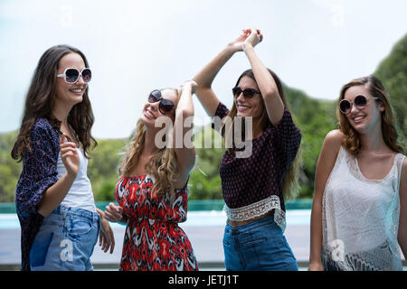 Gruppe von glücklichen Frauen tanzen in der Nähe der Pools Stockfoto