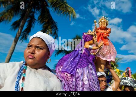 Baiana Frauen tragen religiöse Figuren während der rituellen Prozession zu Ehren Yemanya, die Cadomblegoddess des Meeres, in Amoreiras, Bahia, Brasilien, 3. Februar 2012. Yemanya, ursprünglich aus der antiken Mythologie der Yoruba, ist eines der beliebtesten "Orix | weltweite Nutzung Stockfoto