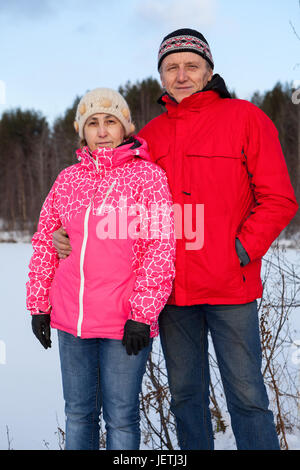 Älteres Paar in warme Kleidung zusammenstehen lächelnd im Freien im Wintersaison Stockfoto