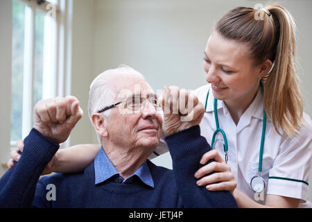 Beurteilung der Schlaganfall-Opfer durch Arme Krankenschwester Stockfoto