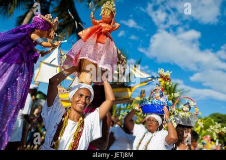 Baiana Frauen tragen religiöse Figuren während der rituellen Prozession zu Ehren Yemanya, die Cadomblegoddess des Meeres, in Amoreiras, Bahia, Brasilien, 3. Februar 2012. Yemanya, ursprünglich aus der antiken Mythologie der Yoruba, ist eines der beliebtesten "Orix | weltweite Nutzung Stockfoto