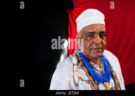 Ein Priester der Cadomble (Pai de Santo, Babalorishv °) posiert für ein Bild vor der Zeremonie zu Ehren, Yemanya, die Göttin des Meeres, in Amoreiras, Bahia, Brasilien, 3. Februar 2012. Yemanya, ursprünglich aus der antiken Mythologie der Yoruba, ist eines der wichtigsten | weltweite Nutzung Stockfoto