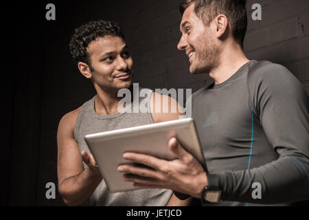 Schöne junge Männer Tablet-Computer zusammen mit Stockfoto