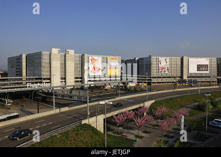 Autobahn geht in den Parkhäusern des Flughafen Zürich, Zürich, Schweiz, nur digital erhältlich, Schnellstrasse Führt eine Höhle Parkh Stockfoto