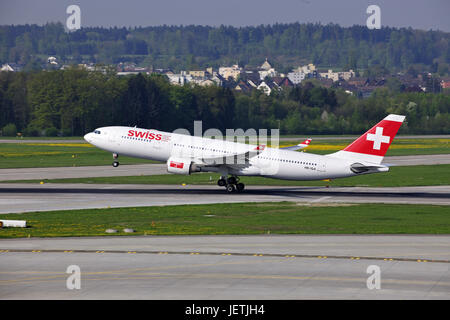 Flugzeug start von der Flughafen Zürich, Zürich, Schweiz, nur digital erhältlich, Flugzeug-Start Vom Flughafen Zuerich - Zürich - Schweiz - nu Stockfoto