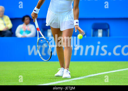 Heather Watson (GB) auf dem Center Court serviert, Eastbourne. 26. Juni 2017 Stockfoto