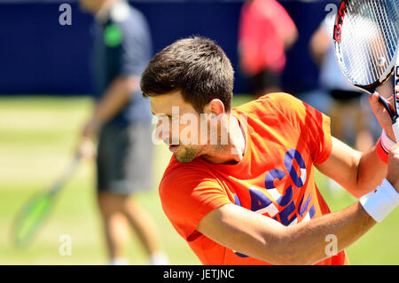 Novak Djokovic (Serbien) für die Praxis-Gerichte in Devonshire Park, Eastbourne, während des Turniers 2017 Aegon International Stockfoto