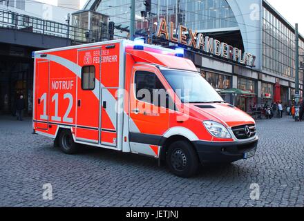 Es bin Ein Notarztwagen der Feuerwehr Steht in Berlin Im Stadtteil Mitte am 28.03.2017 Mit Blaulicht Vor Dem S-Bahnhof ALexanderplatz. Foto: Wolfram Steinberg/Dpa | weltweite Nutzung Stockfoto