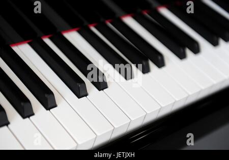 Die Tasten eines Klaviers in Oldenburg (Deutschland), 21. April 2012. | weltweite Nutzung Stockfoto