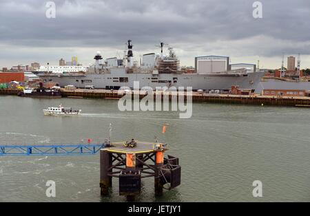 Flugzeugträger "HMS Illustrious" in den Hafen von Portsmouth auf Juni achtzehnte 2016 | weltweite Nutzung Stockfoto