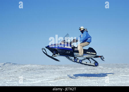 Inuit aus Nuiqsut, im äußersten Norden Alaskas im arktischen Ozean bequem im Motor Schlitten fahren, Alaska, Inuit aus Nuiqsut, Im äussersten Stockfoto