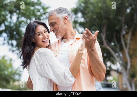 Frau mit Mann tanzen in der Stadt Stockfoto